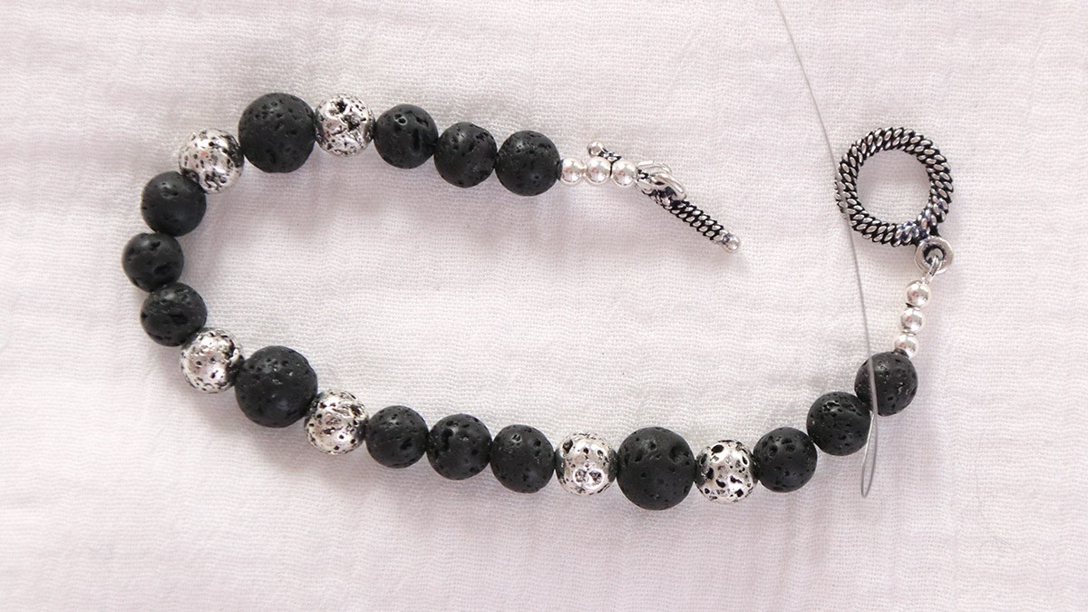 Bracelet pour homme avec des perles Pierres de Lave : Etape 3