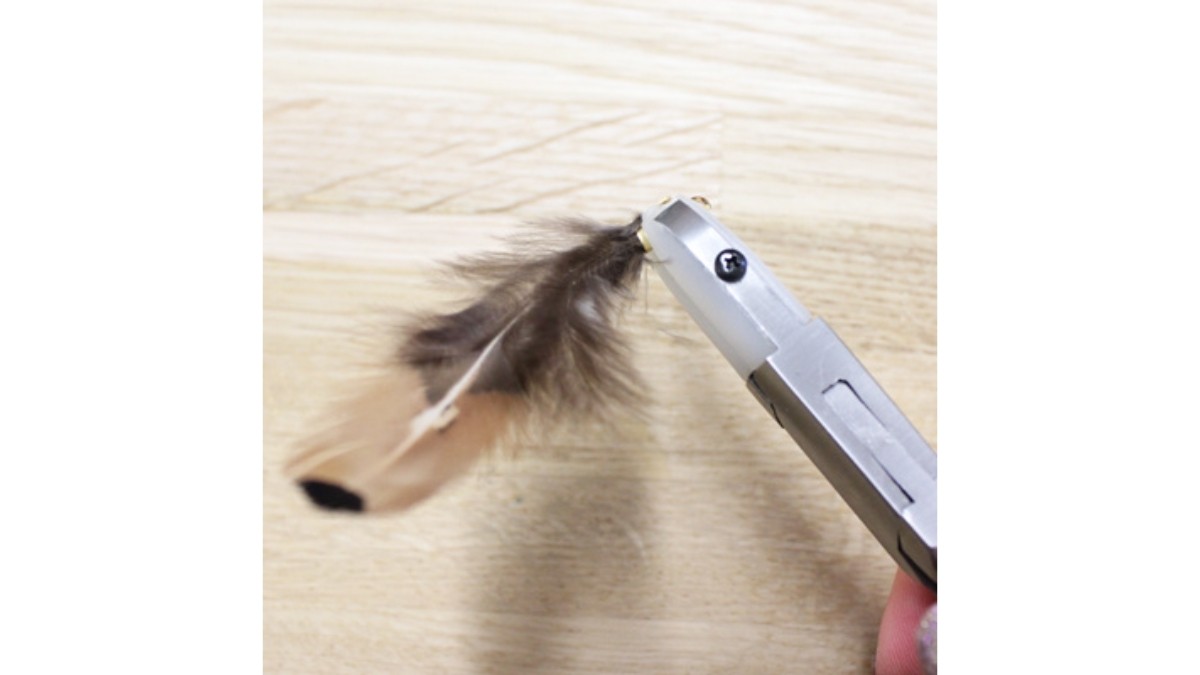 Boucles d'oreilles Plumes daim et fil nylon tressé : Etape 2