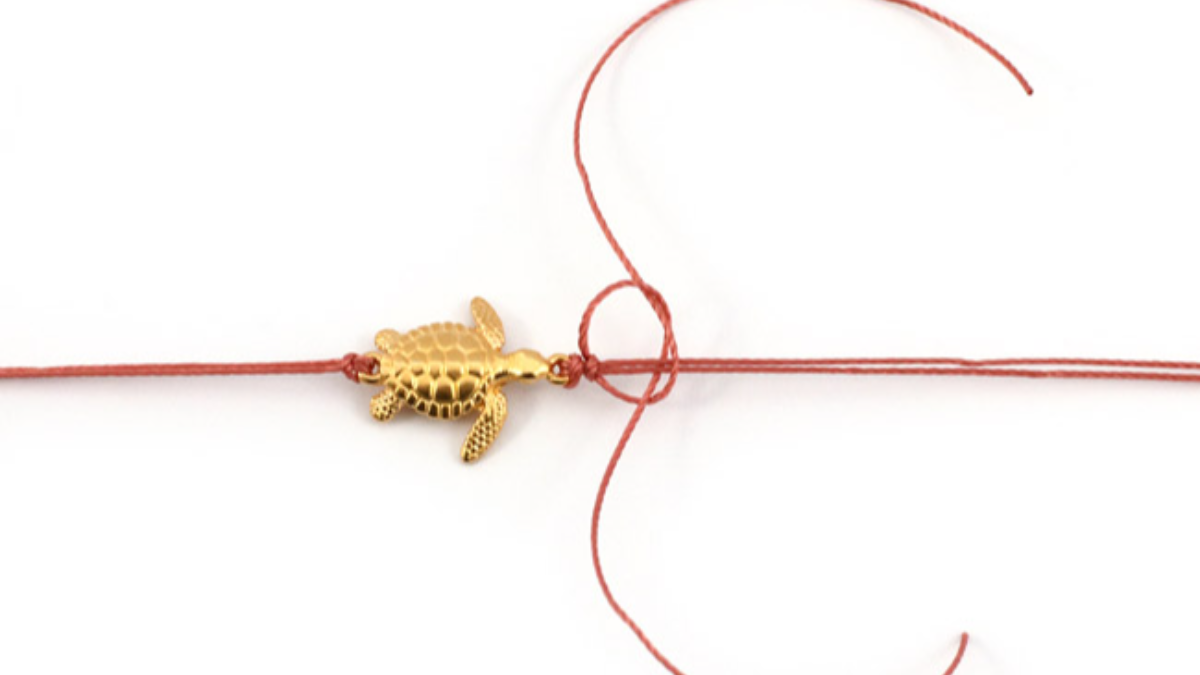 DIY Réaliser un bracelet en macramé avec intercalaire scarabée et pompon : Etape 2