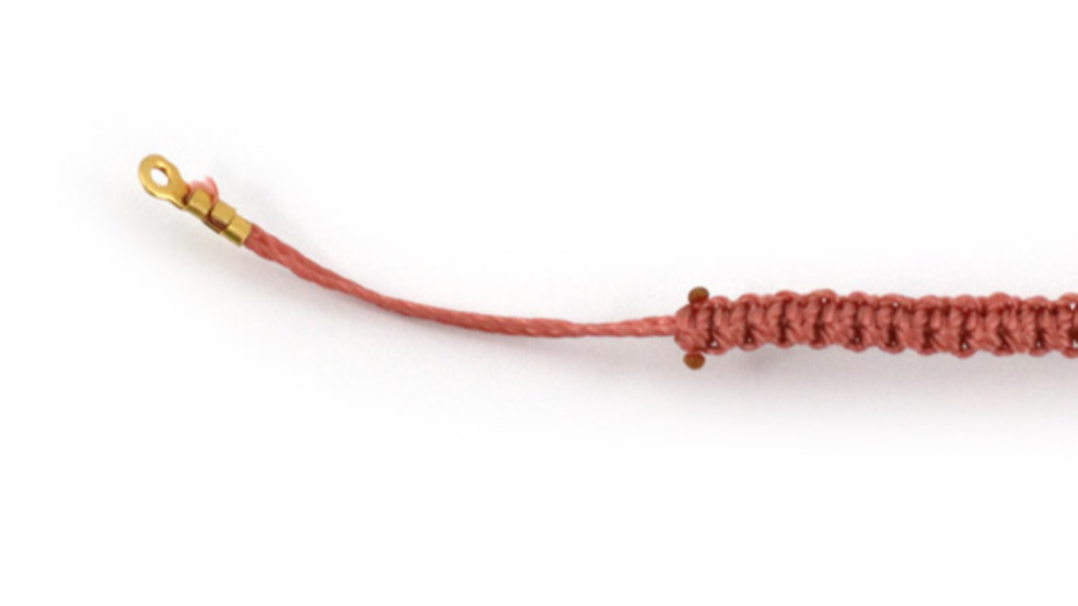 DIY Réaliser un bracelet en macramé avec intercalaire scarabée et pompon : Etape 4