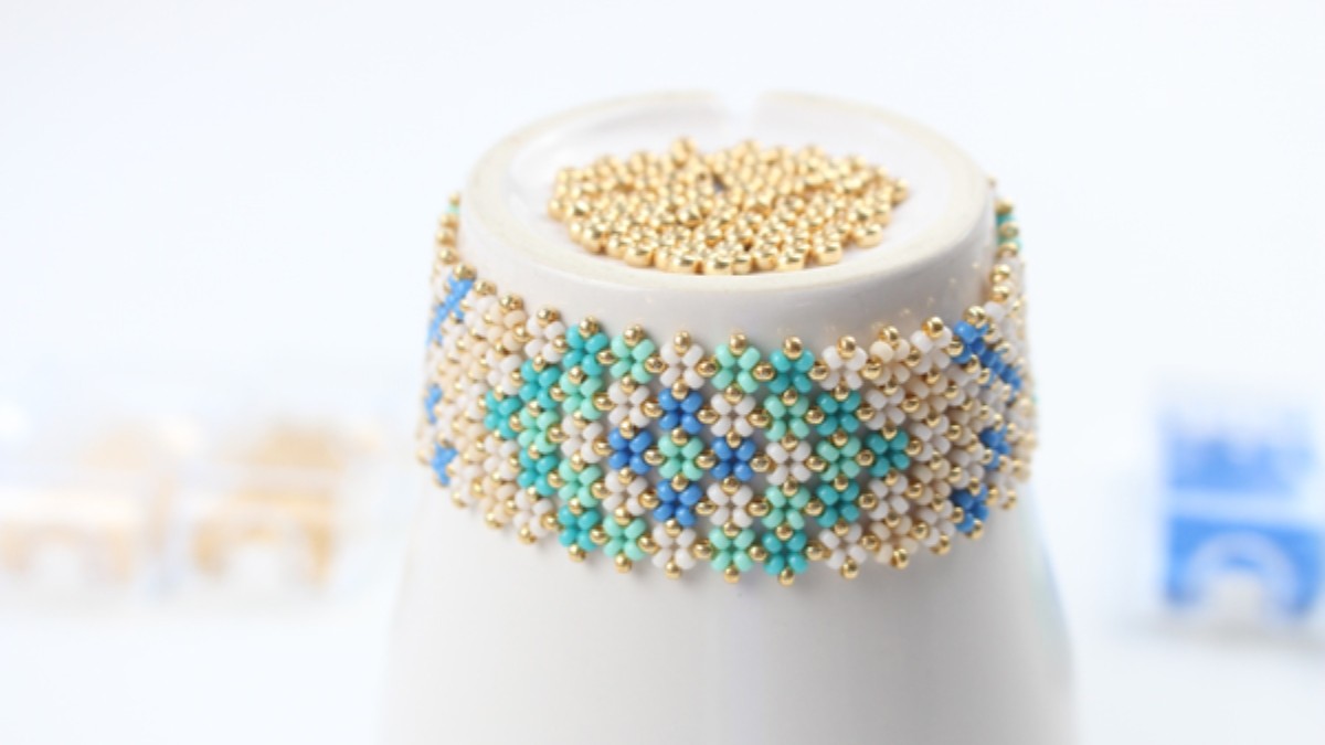 Bracelet manchette turquoise et crème en rocaille Miyuki 11/0 technique du Pondo Stitch : Etape 3 Bracelet manchette turquoise et crème en rocaille Miyuki 11/0 technique du Pondo Stitch : Etape 3