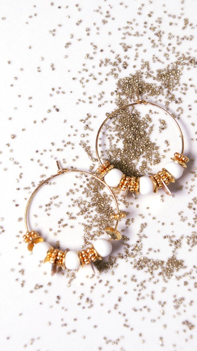 Schéma Boucles d'oreilles créoles perles rondes blanches et coupelles dorées Schéma Boucles d'oreilles créoles perles rondes blanches et coupelles dorées