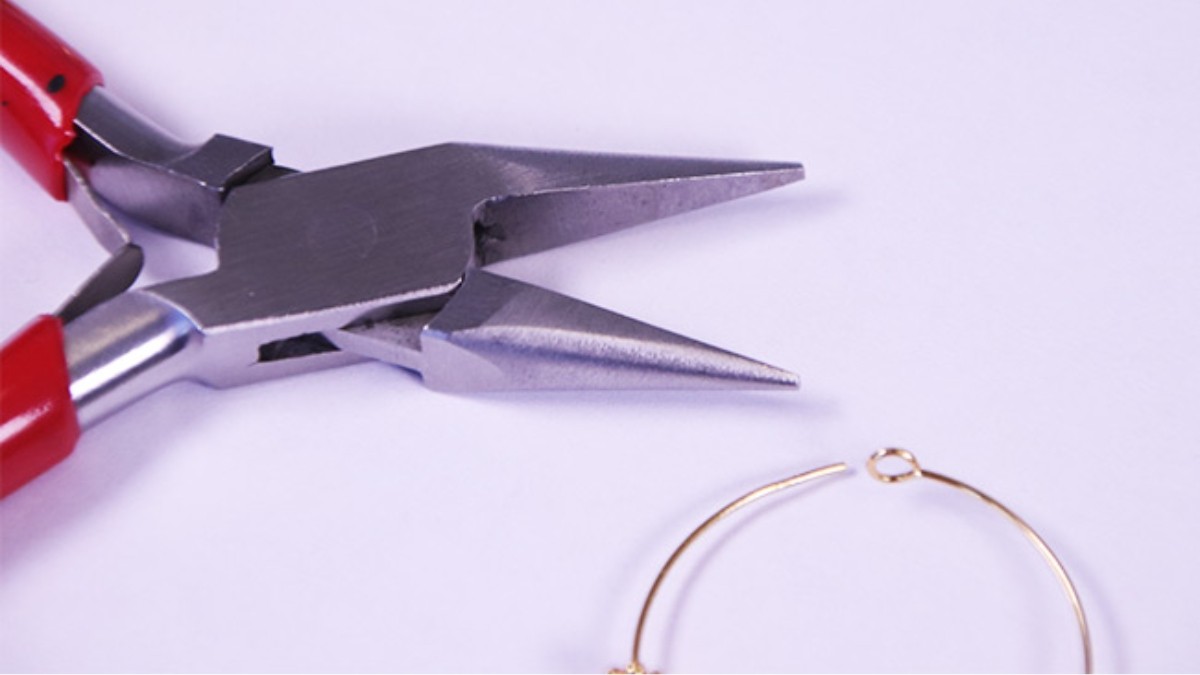 Boucles d'oreilles créoles perles rondes blanches et coupelles dorées : Etape 1 Boucles d'oreilles créoles perles rondes blanches et coupelles dorées : Etape 1