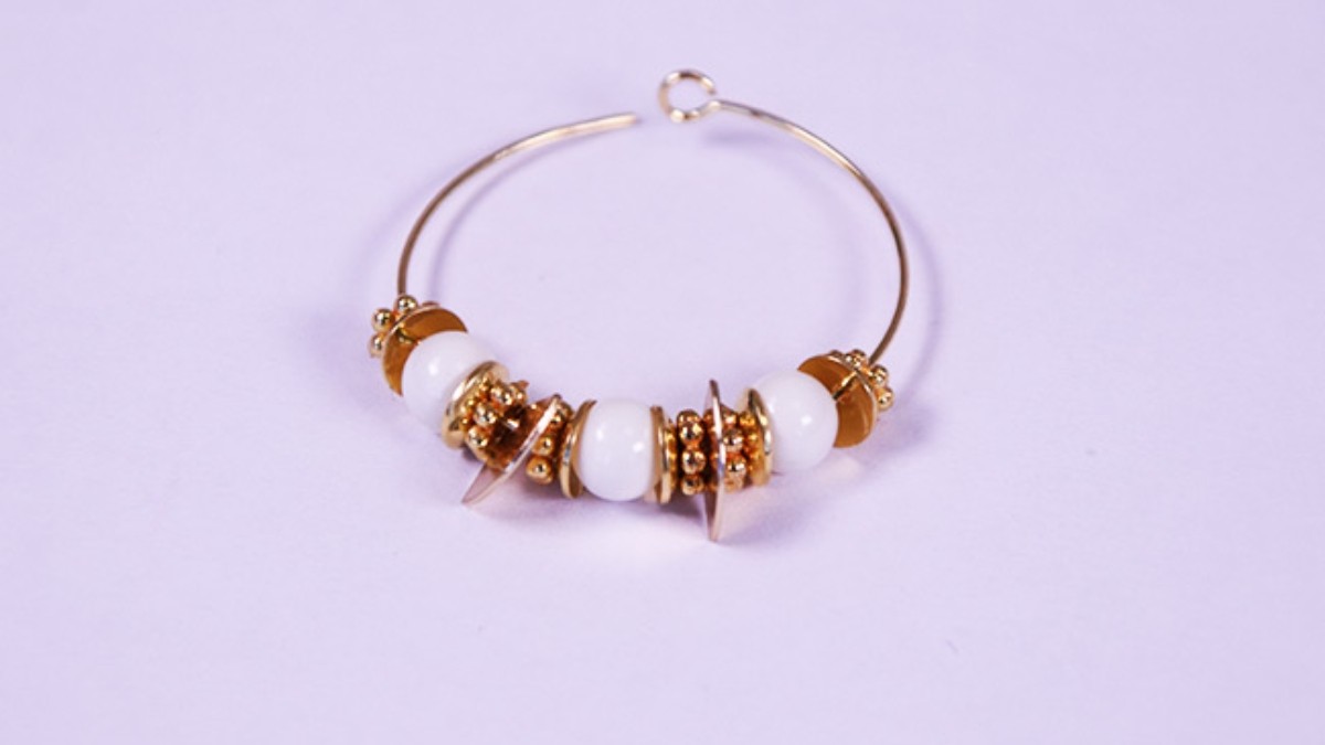 Boucles d'oreilles créoles perles rondes blanches et coupelles dorées : Etape 2 Boucles d'oreilles créoles perles rondes blanches et coupelles dorées : Etape 2