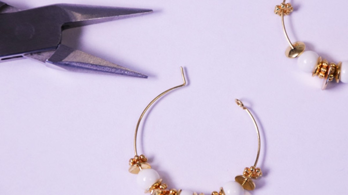 Boucles d'oreilles créoles perles rondes blanches et coupelles dorées : Etape 3 Boucles d'oreilles créoles perles rondes blanches et coupelles dorées : Etape 3