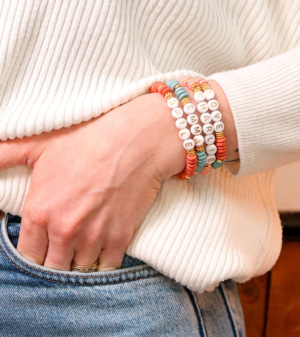 DIY Bracelet à message avec perles heishi en céramique et perles lettres : Etape 6 DIY Bracelet à message avec perles heishi en céramique et perles lettres : Etape 6