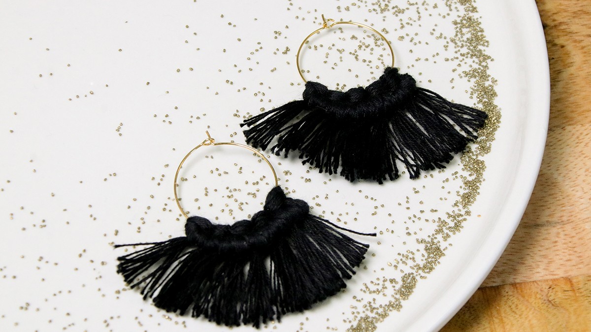 Schéma Boucles d'oreilles créoles noires en noeuds macramé