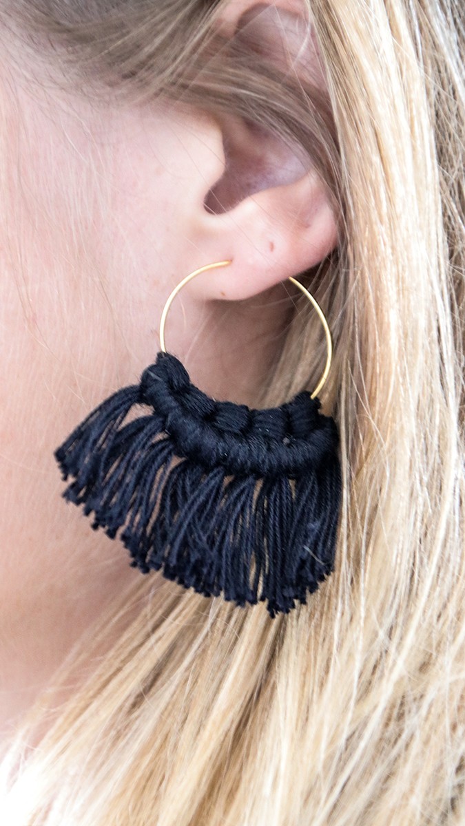 Schéma Boucles d'oreilles créoles noires en noeuds macramé