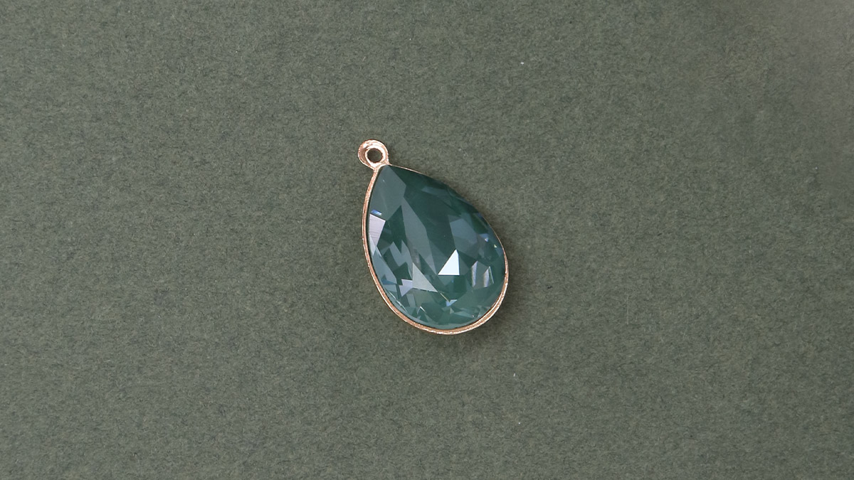 Boucles d'oreilles en cristal vert : Etape 1 Boucles d'oreilles en cristal vert : Etape 1