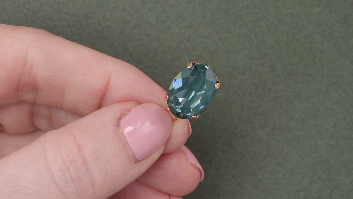 Boucles d'oreilles en cristal vert : Etape 2 Boucles d'oreilles en cristal vert : Etape 2