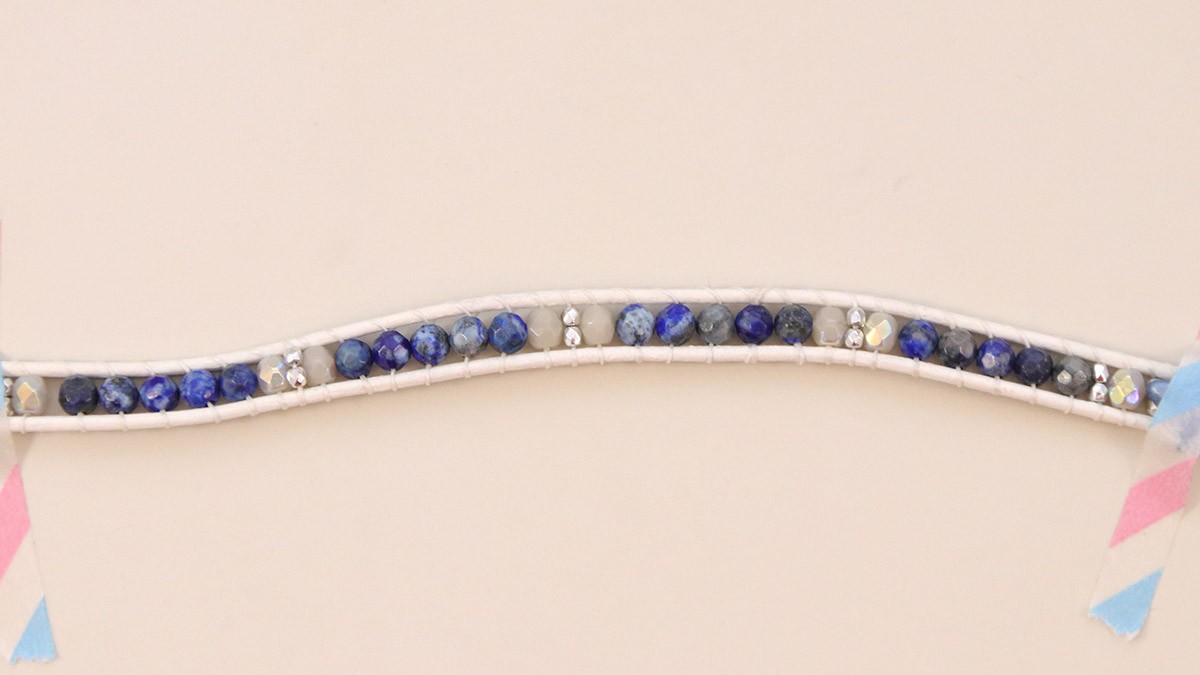 Bracelet wrap bleu clair et cuir blanc, lapis lazuli, star beads et perles miyuki : Etape 6