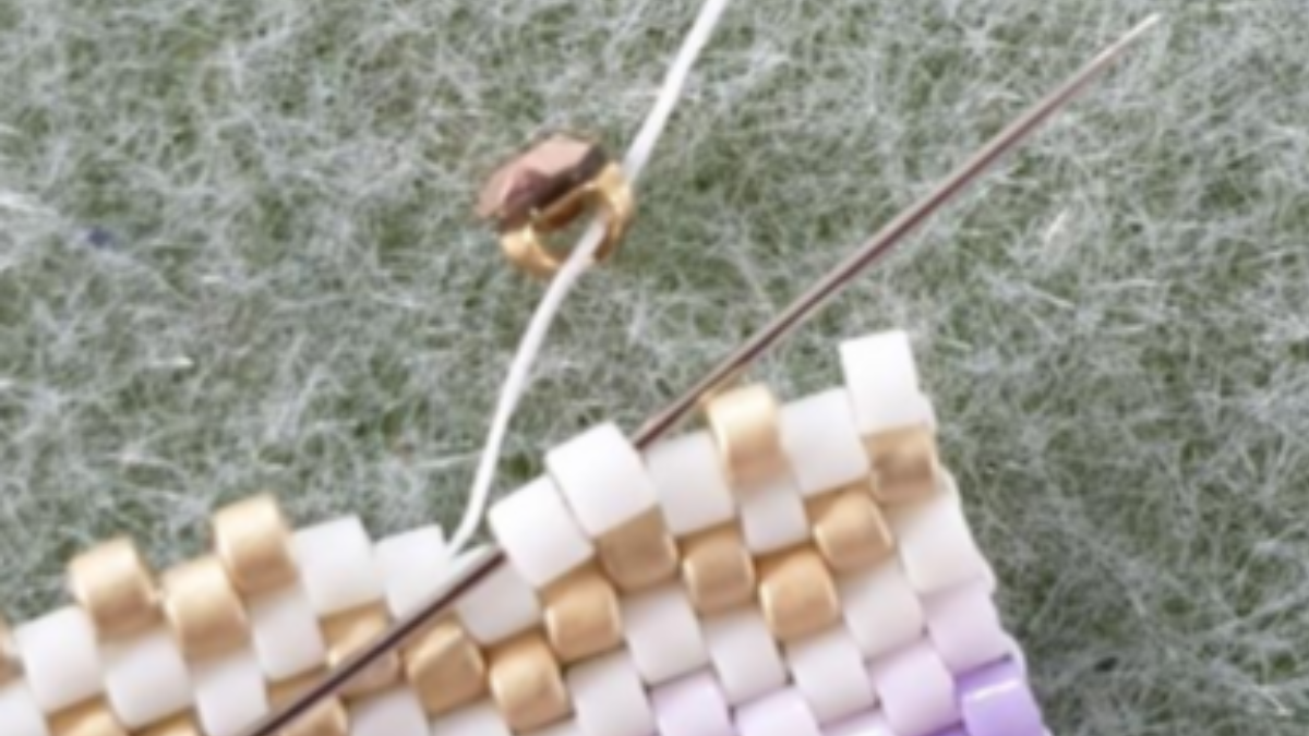 Bracelet tissage peyote de perles Miyuki Délicas 11/0 avec insertion de Strass Crystal Mesh PureCrystal : Etape 3