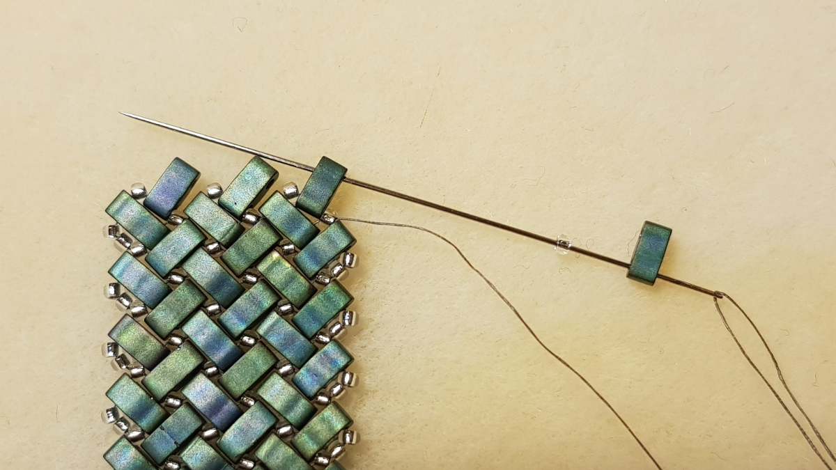 Tuto collier chevrons en pointe en perles rocailles Miyuki et Half Tila : Etape 2