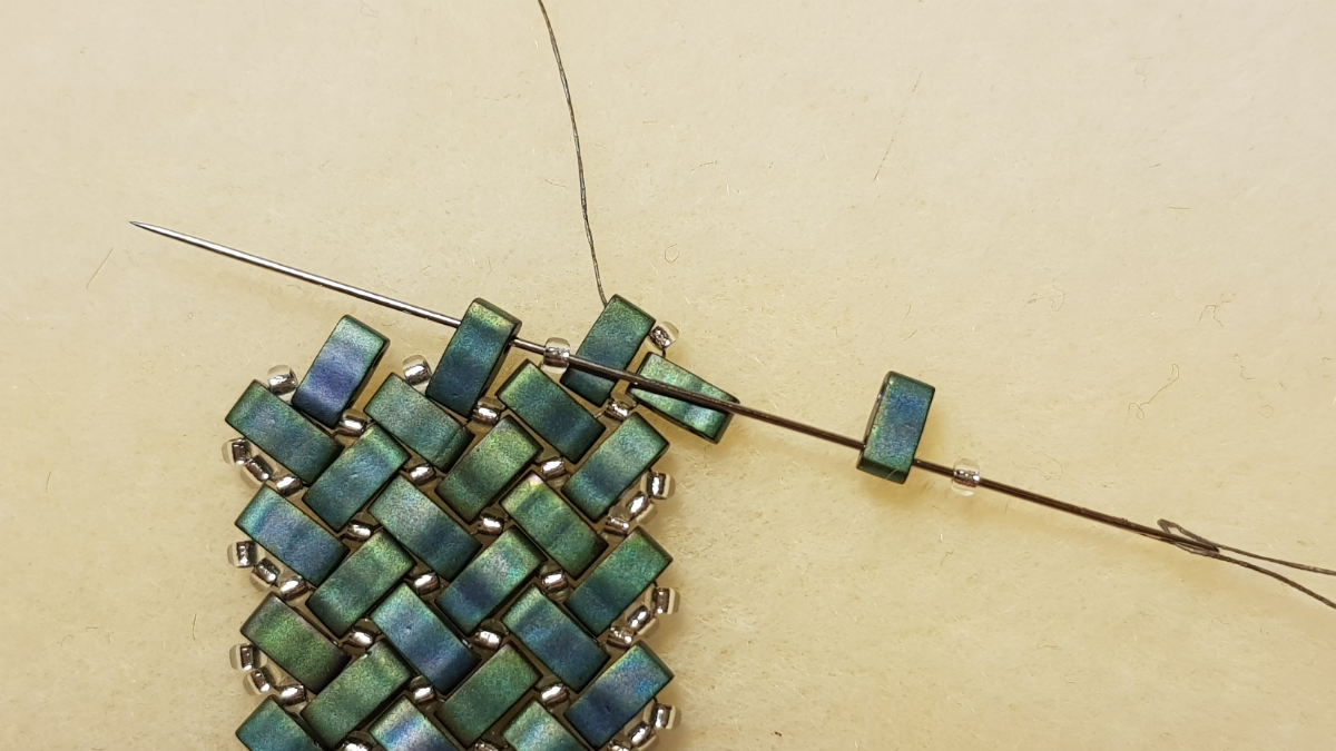 Tuto collier chevrons en pointe en perles rocailles Miyuki et Half Tila : Etape 3