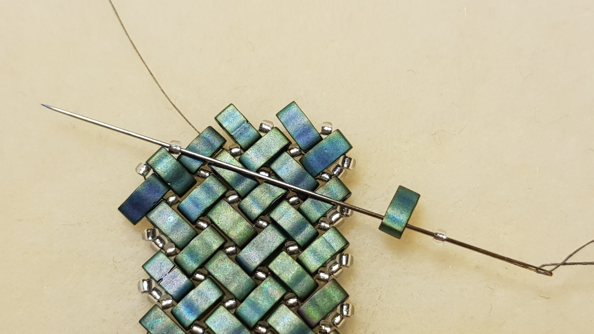 Tuto collier chevrons en pointe en perles rocailles Miyuki et Half Tila : Etape 7