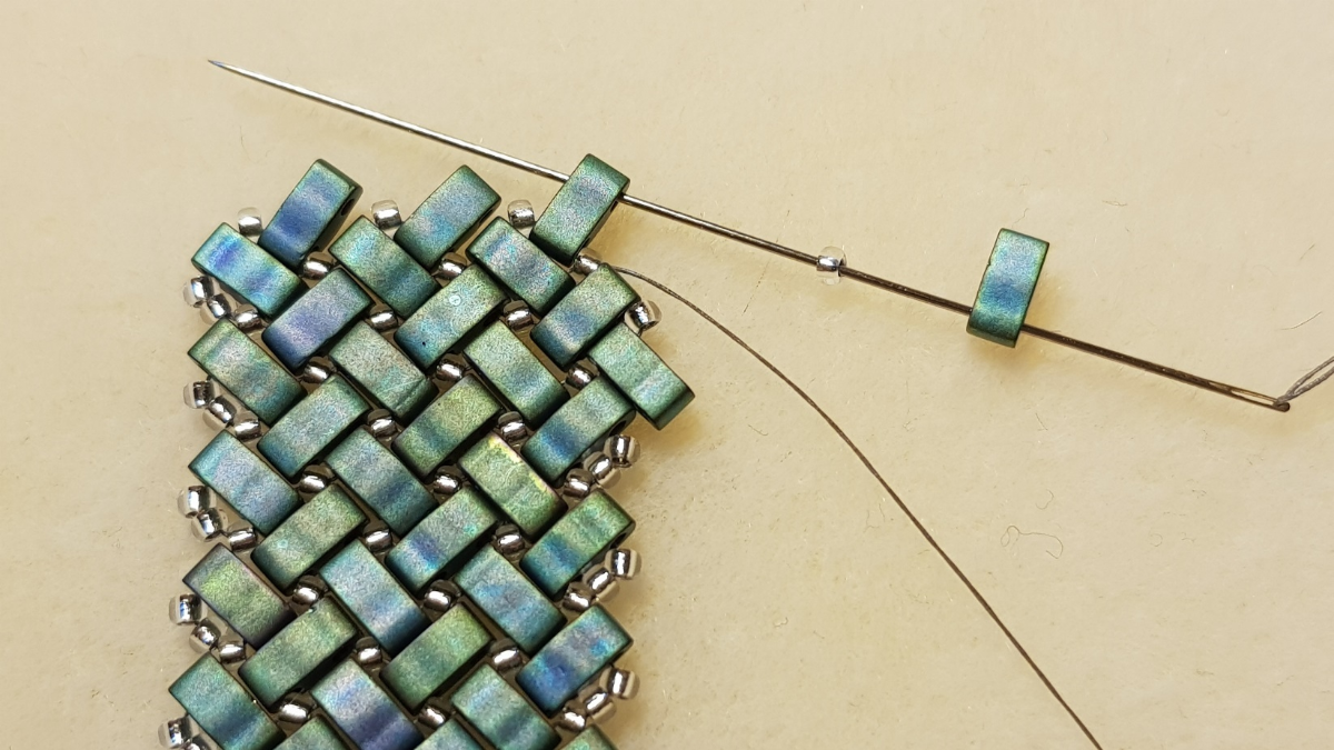 Tuto collier chevrons en pointe en perles rocailles Miyuki et Half Tila : Etape 8