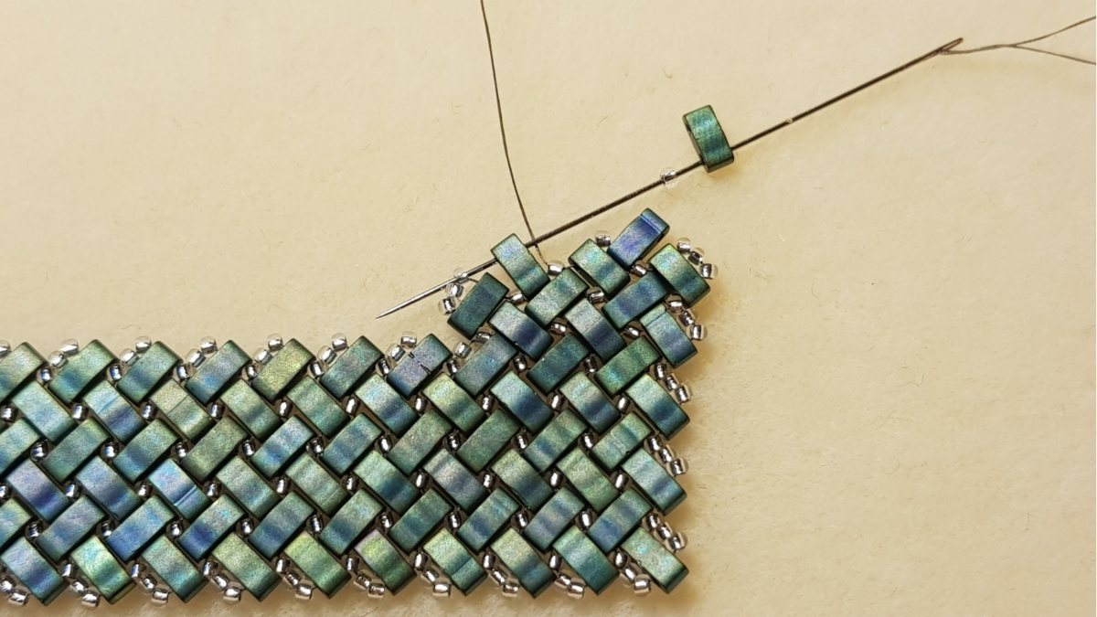 Tuto collier chevrons en pointe en perles rocailles Miyuki et Half Tila : Etape 23