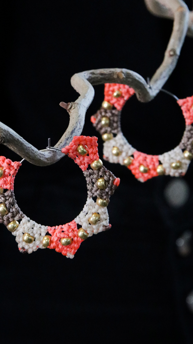 Boucles d'oreilles créoles en micro-macramé by Lilou Créa