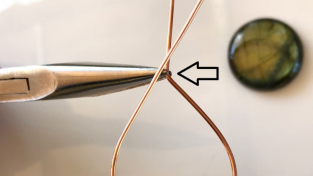 Pendentif en pierre gemme serti avec du fil de cuivre : Etape 4