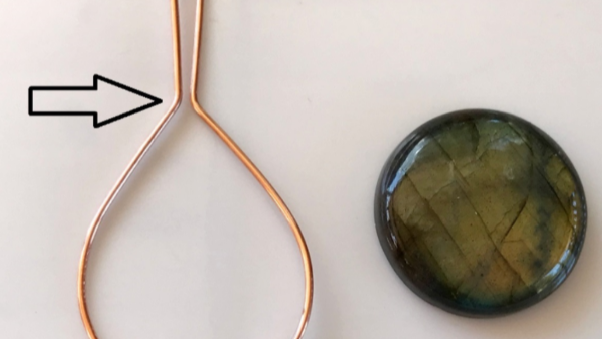 Pendentif en pierre gemme serti avec du fil de cuivre : Etape 5