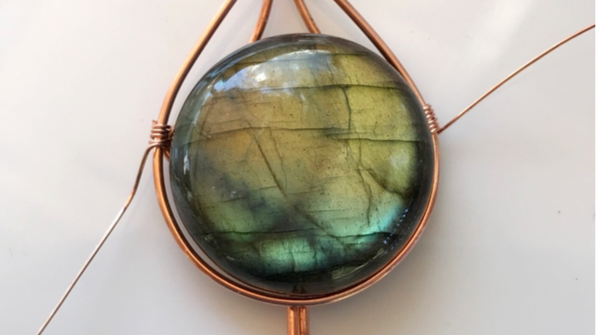 Pendentif en pierre gemme serti avec du fil de cuivre : Etape 24
