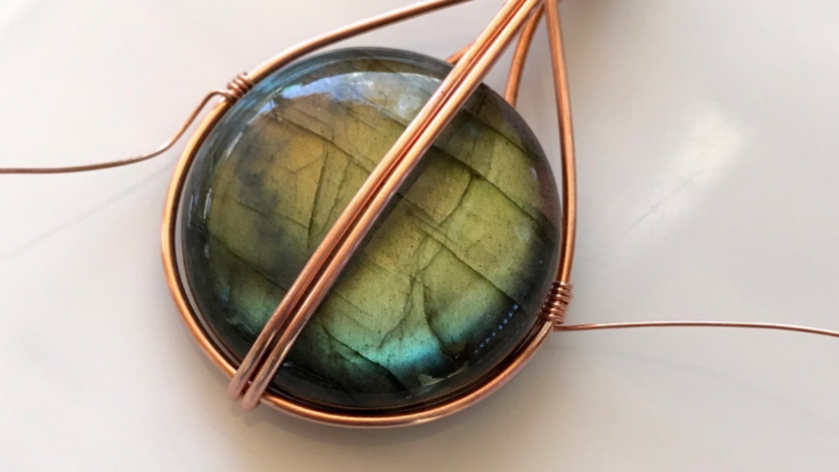 Pendentif en pierre gemme serti avec du fil de cuivre : Etape 25