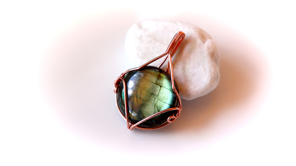 Pendentif en pierre gemme serti avec du fil de cuivre : Etape 31