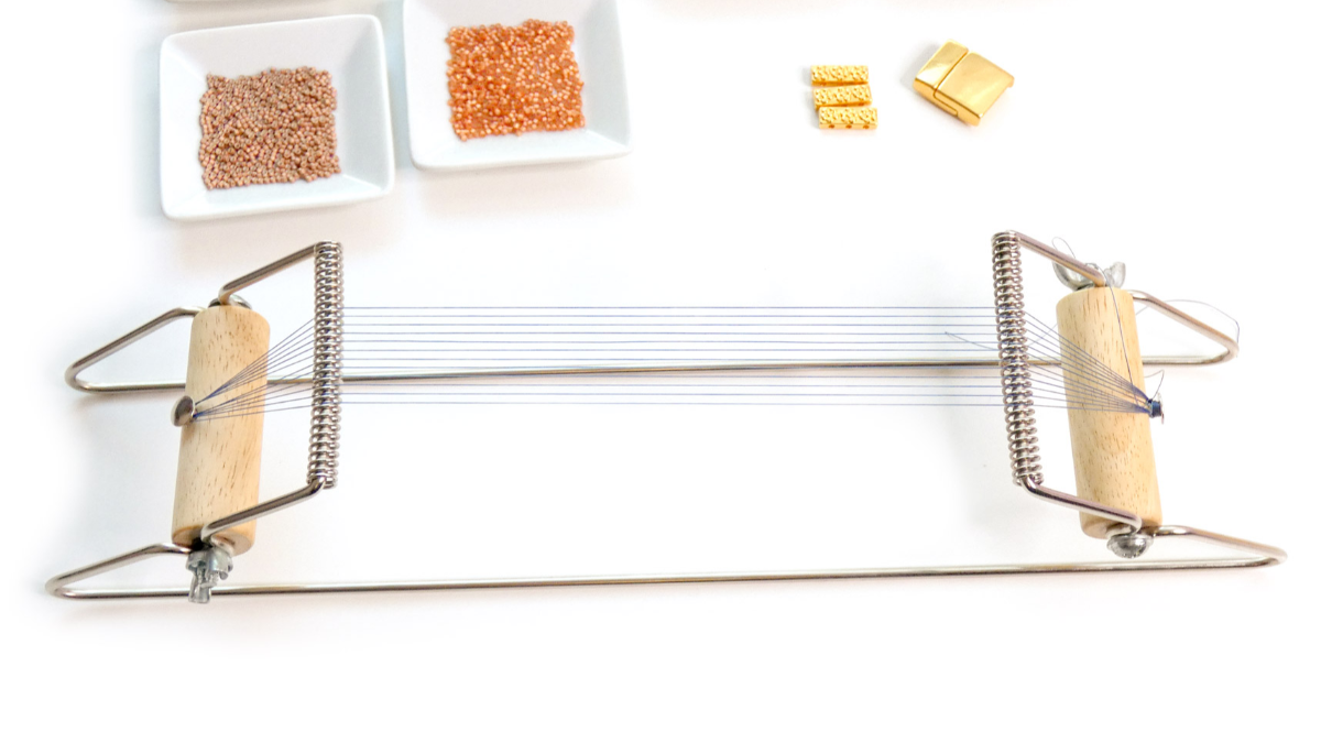 Bracelet Miyuki motif éventail avec barrettes fleurs dorées et fermoir aimanté : Etape 1 Bracelet Miyuki motif éventail avec barrettes fleurs dorées et fermoir aimanté : Etape 1