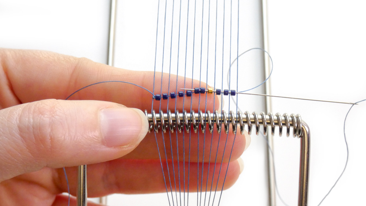 Bracelet Miyuki motif éventail avec barrettes fleurs dorées et fermoir aimanté : Etape 2 Bracelet Miyuki motif éventail avec barrettes fleurs dorées et fermoir aimanté : Etape 2