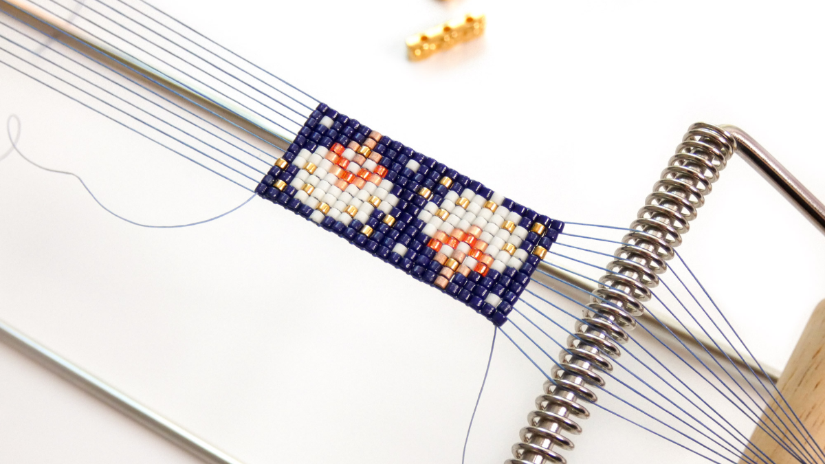 Bracelet Miyuki motif éventail avec barrettes fleurs dorées et fermoir aimanté : Etape 3 Bracelet Miyuki motif éventail avec barrettes fleurs dorées et fermoir aimanté : Etape 3