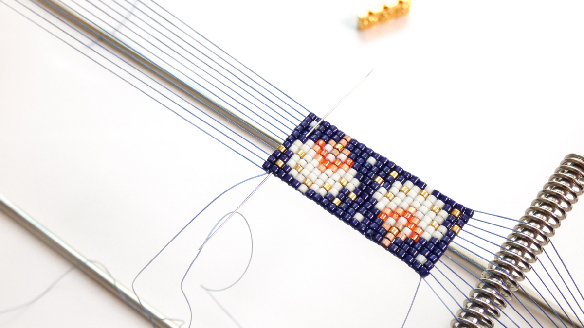 Bracelet Miyuki motif éventail avec barrettes fleurs dorées et fermoir aimanté : Etape 4 Bracelet Miyuki motif éventail avec barrettes fleurs dorées et fermoir aimanté : Etape 4