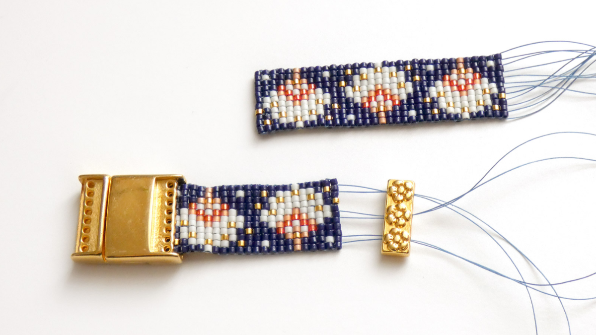 Bracelet Miyuki motif éventail avec barrettes fleurs dorées et fermoir aimanté : Etape 7 Bracelet Miyuki motif éventail avec barrettes fleurs dorées et fermoir aimanté : Etape 7