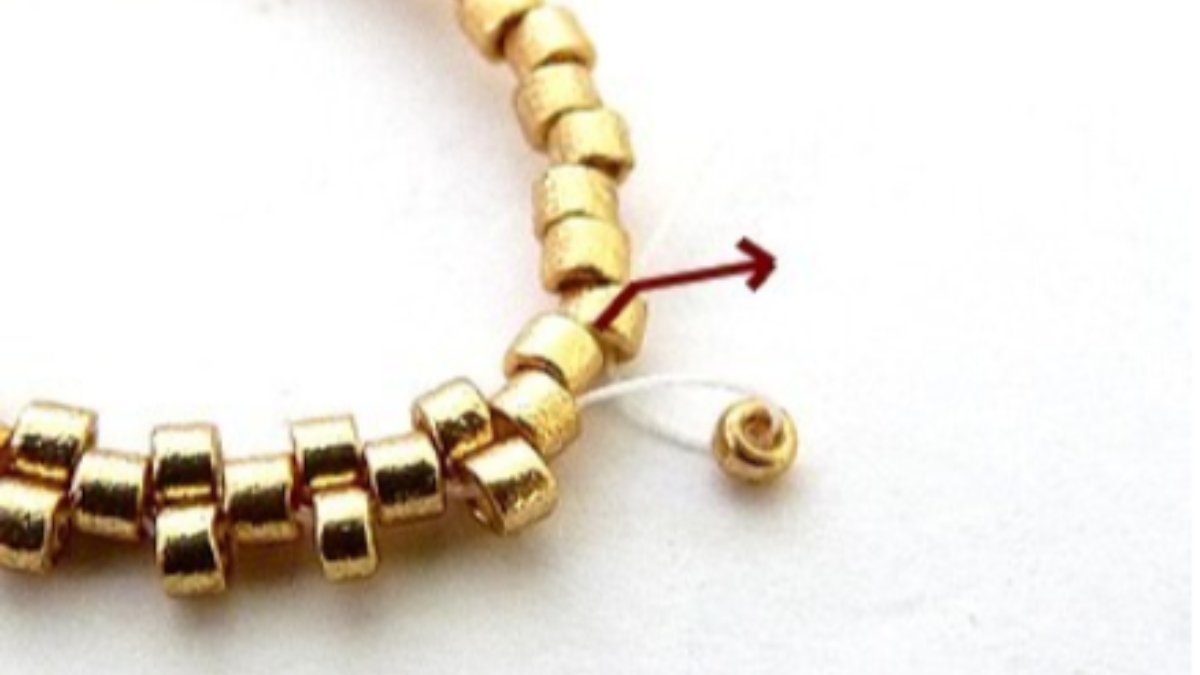 Accessoire de sac, pompon perle Angèle avec perles en verre Athos par Puca : Etape 3