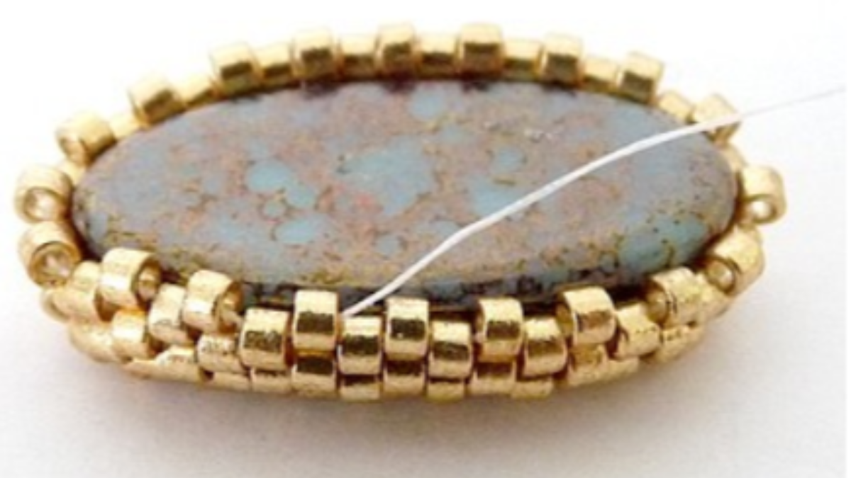 Accessoire de sac, pompon perle Angèle avec perles en verre Athos par Puca : Etape 6