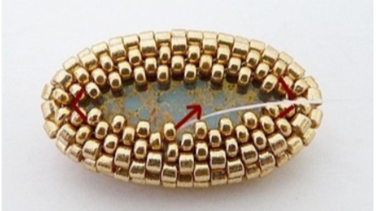 Accessoire de sac, pompon perle Angèle avec perles en verre Athos par Puca : Etape 11