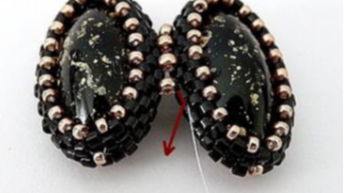 Accessoire de sac, pompon perle Angèle avec perles en verre Athos par Puca : Etape 20