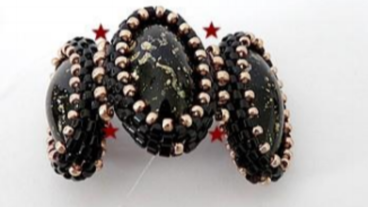 Accessoire de sac, pompon perle Angèle avec perles en verre Athos par Puca : Etape 22