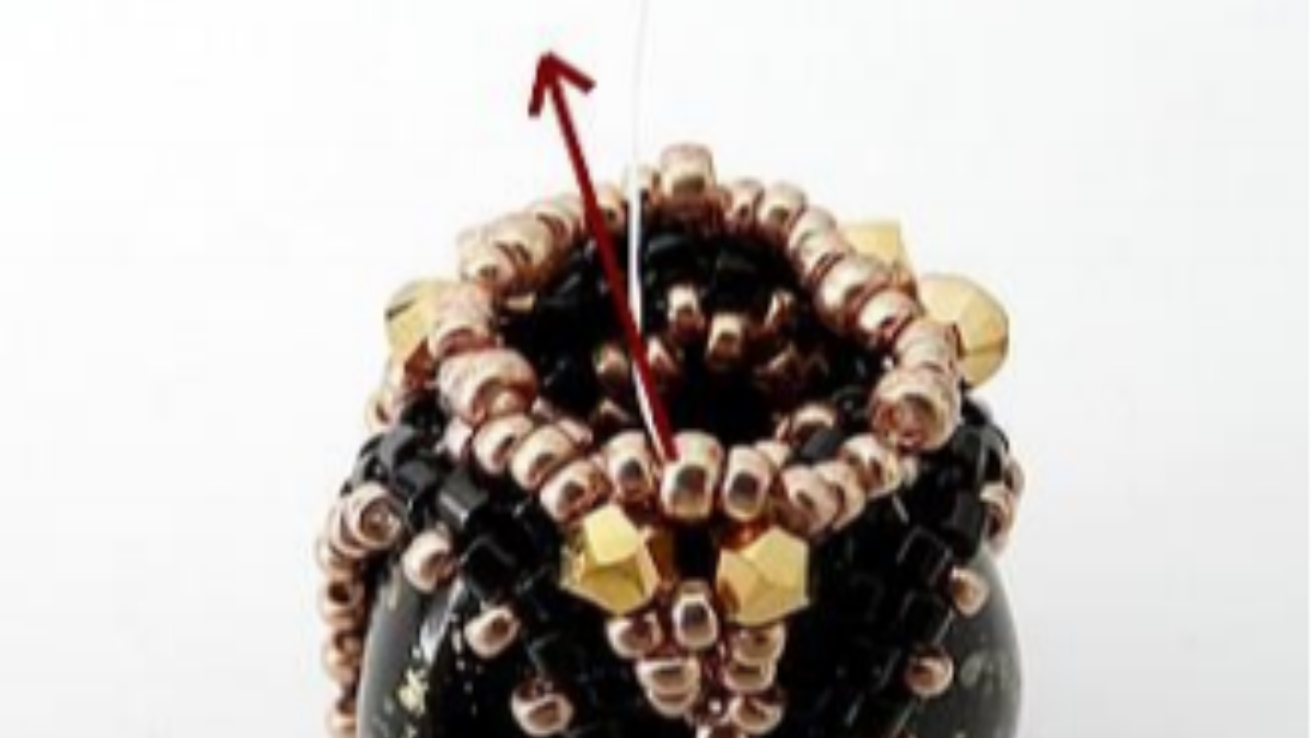 Accessoire de sac, pompon perle Angèle avec perles en verre Athos par Puca : Etape 30