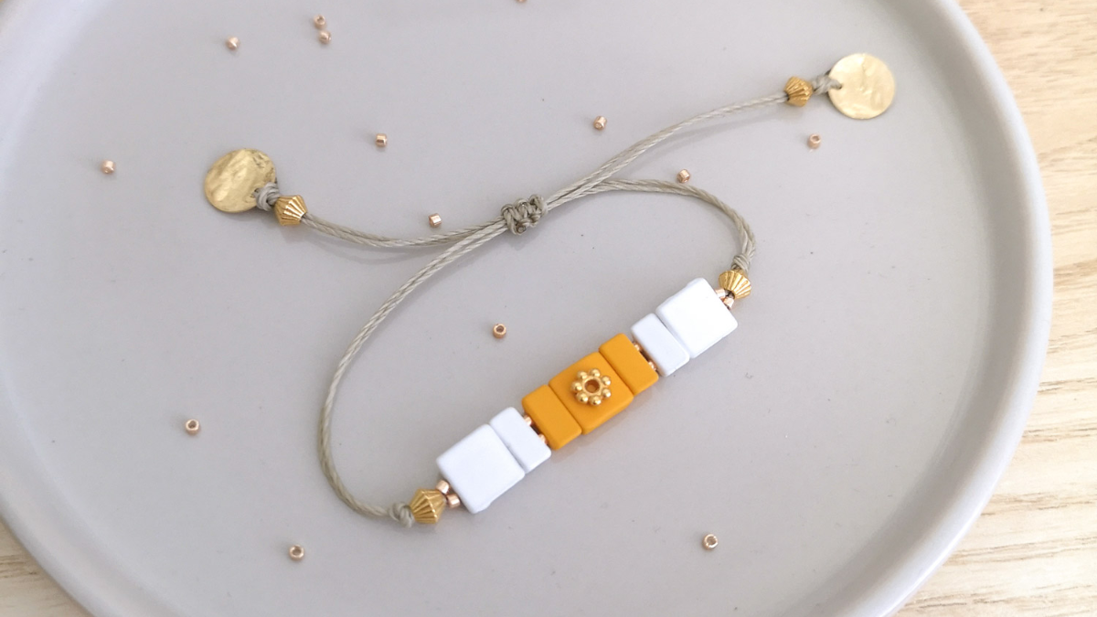 Bracelet ajustable avec perles effet gomme carrées