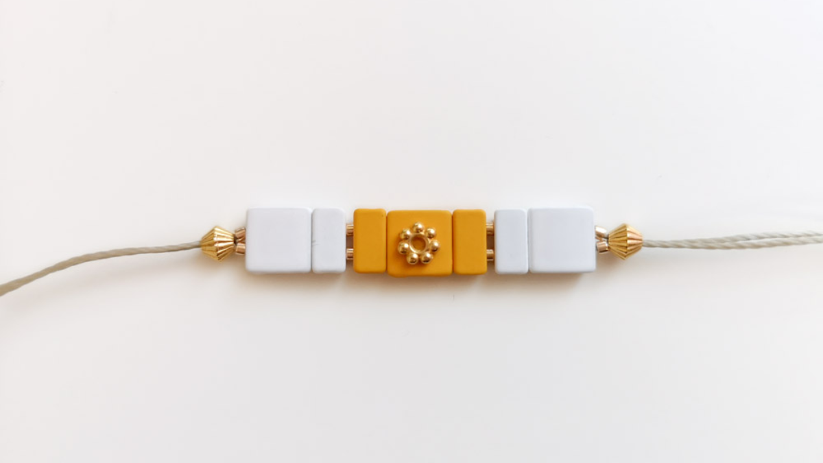 Schéma Bracelet ajustable avec perles effet gomme carrées Schéma Bracelet ajustable avec perles effet gomme carrées