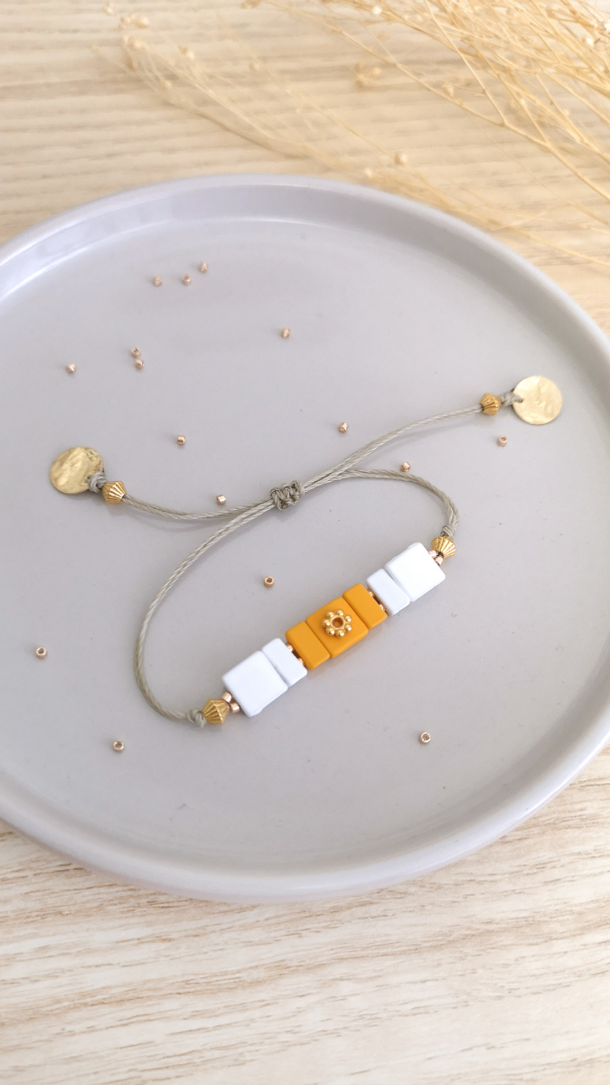 Schéma Bracelet ajustable avec perles effet gomme carrées Schéma Bracelet ajustable avec perles effet gomme carrées