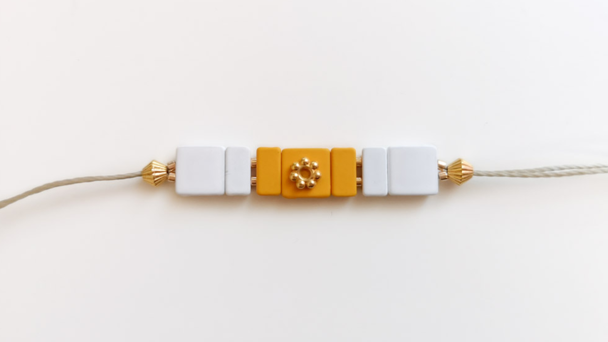 Bracelet ajustable avec perles effet gomme carrées : Etape 1 Bracelet ajustable avec perles effet gomme carrées : Etape 1