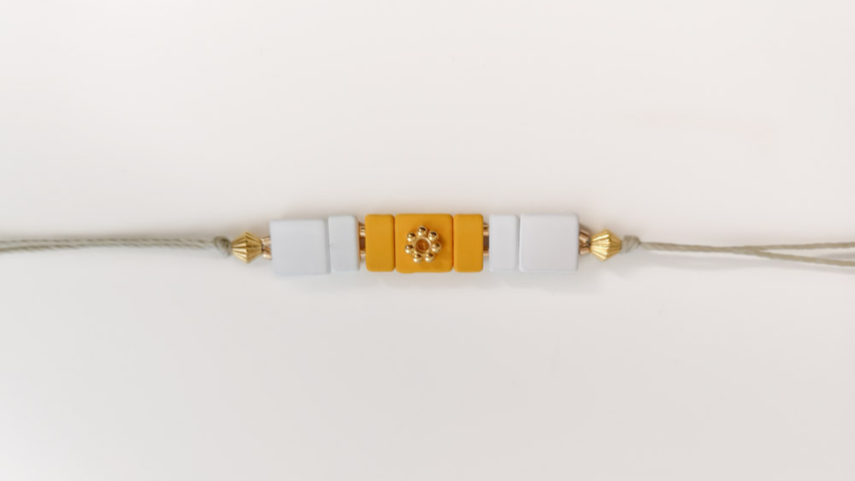 Bracelet ajustable avec perles effet gomme carrées : Etape 2 Bracelet ajustable avec perles effet gomme carrées : Etape 2