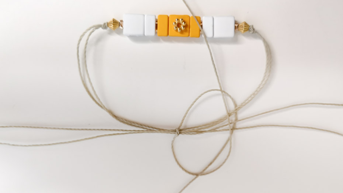 Bracelet ajustable avec perles effet gomme carrées : Etape 3 Bracelet ajustable avec perles effet gomme carrées : Etape 3