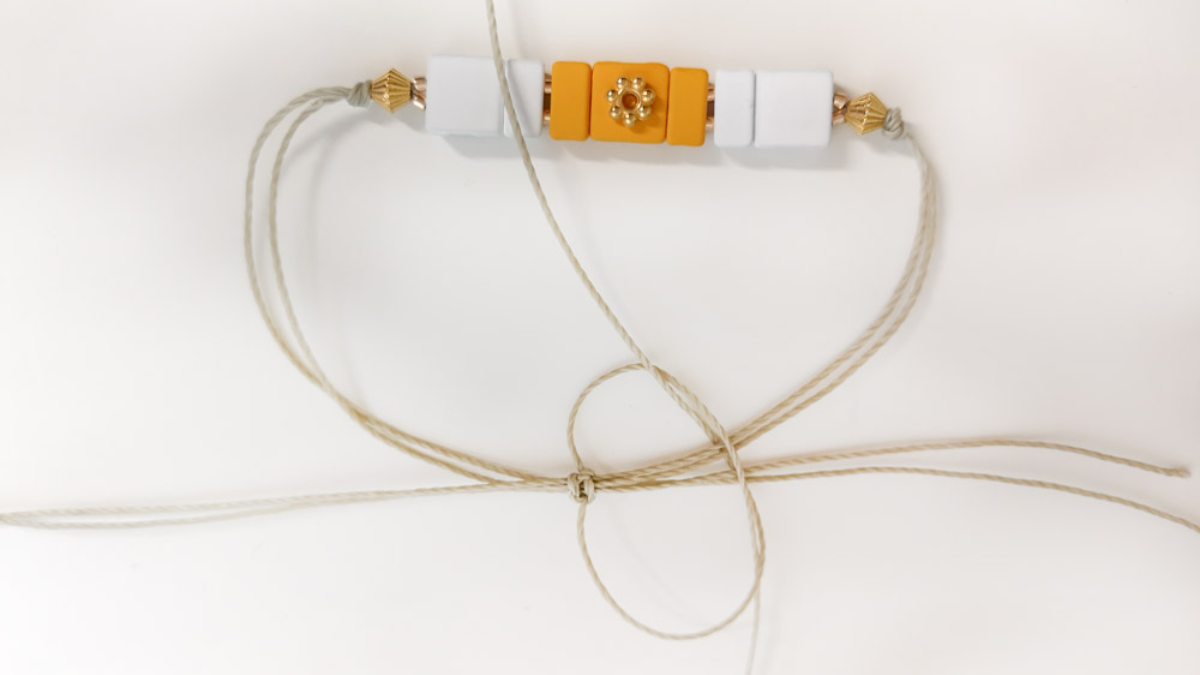 Bracelet ajustable avec perles effet gomme carrées : Etape 4 Bracelet ajustable avec perles effet gomme carrées : Etape 4