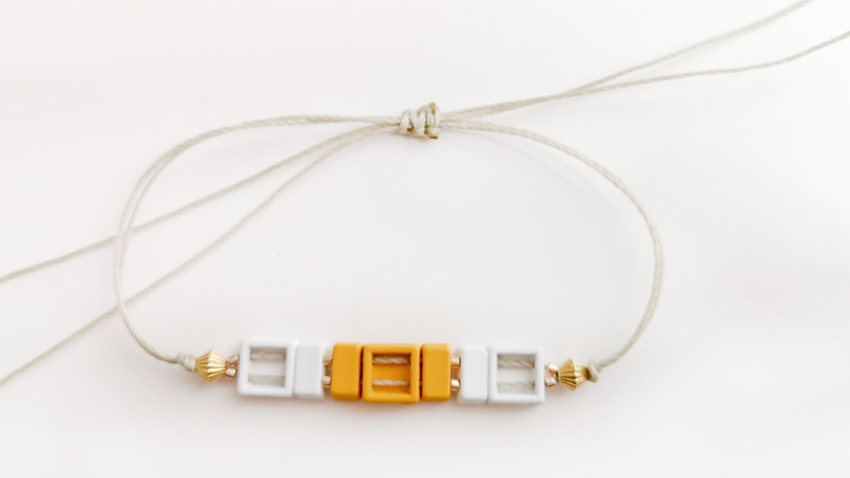 Bracelet ajustable avec perles effet gomme carrées : Etape 5 Bracelet ajustable avec perles effet gomme carrées : Etape 5