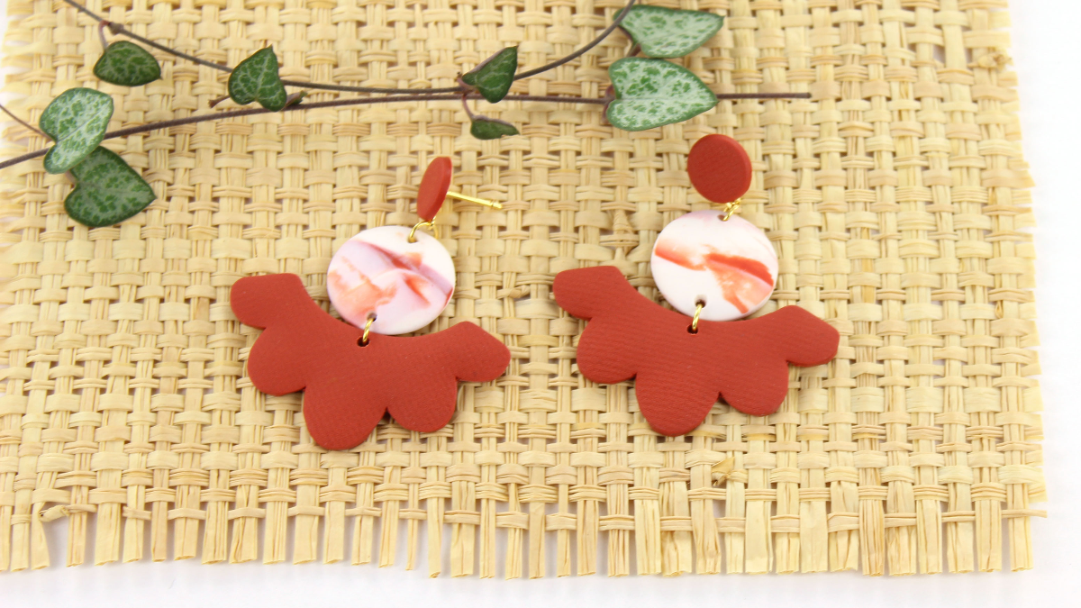 Schéma Boucles d'oreilles fleurs en polymère texture tissu et effet marbré Schéma Boucles d'oreilles fleurs en polymère texture tissu et effet marbré