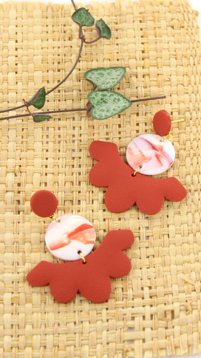 Schéma Boucles d'oreilles fleurs en polymère texture tissu et effet marbré Schéma Boucles d'oreilles fleurs en polymère texture tissu et effet marbré