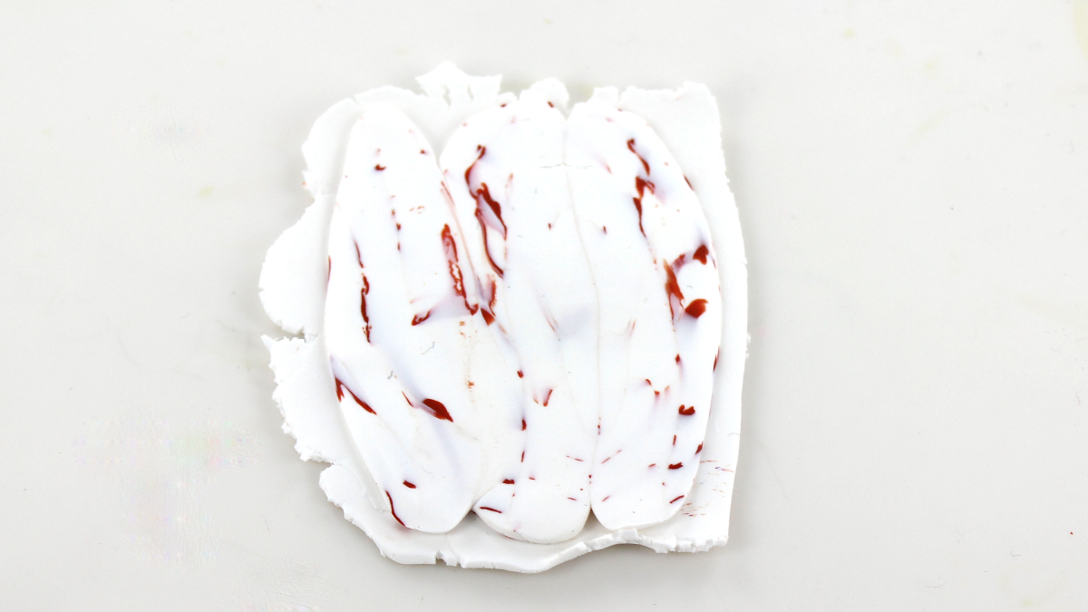 Boucles d'oreilles fleurs en polymère texture tissu et effet marbré : Etape 5 Boucles d'oreilles fleurs en polymère texture tissu et effet marbré : Etape 5