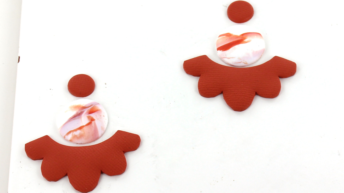 Boucles d'oreilles fleurs en polymère texture tissu et effet marbré : Etape 9 Boucles d'oreilles fleurs en polymère texture tissu et effet marbré : Etape 9